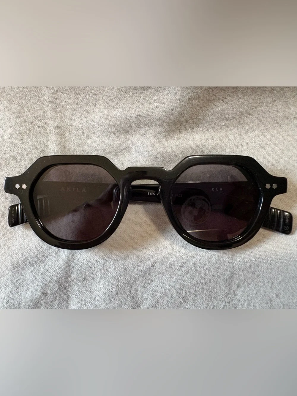 Akila Lola-Black Geometric Sunglasses with Bold Angular Frame